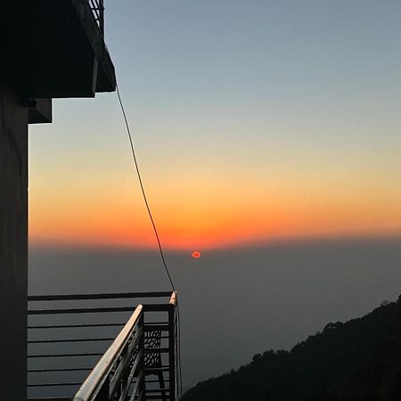 Panormic View By The North Edge Apartment Kasauli Exterior photo